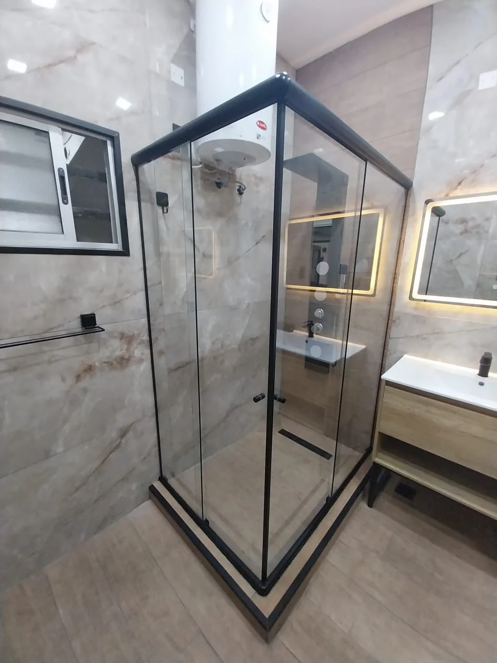 Mampara esquinera negra en baño con iluminación LED