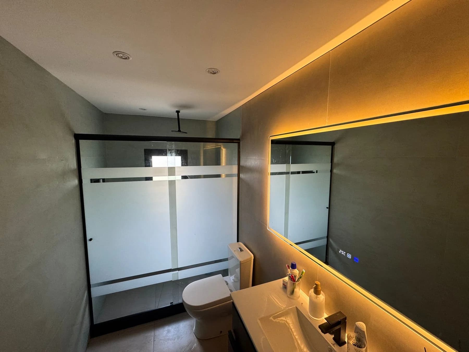 Mampara esmerilada en baño premium