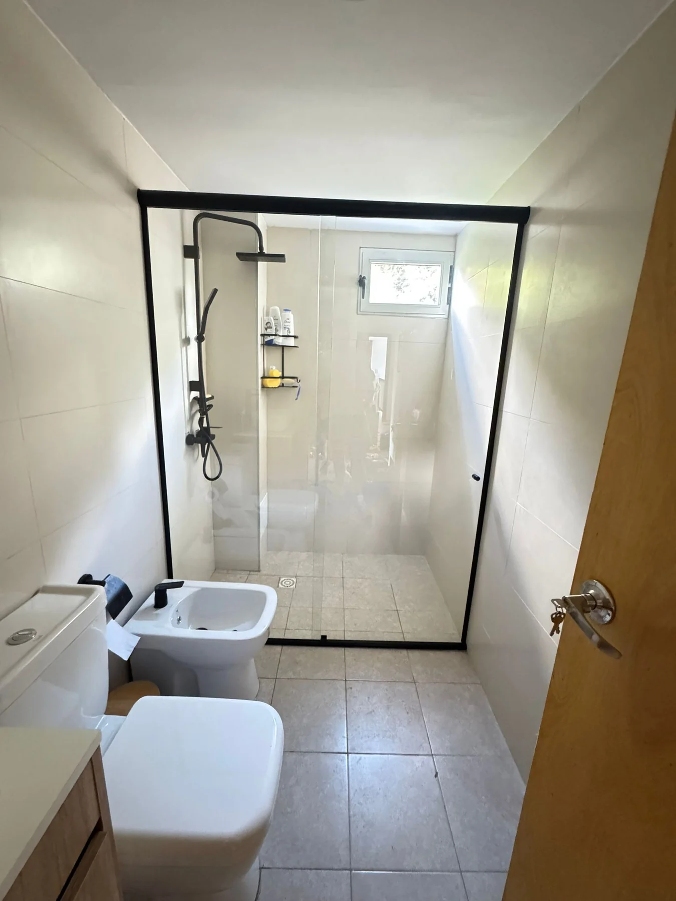 Mampara frontal negra con ducha y ventana